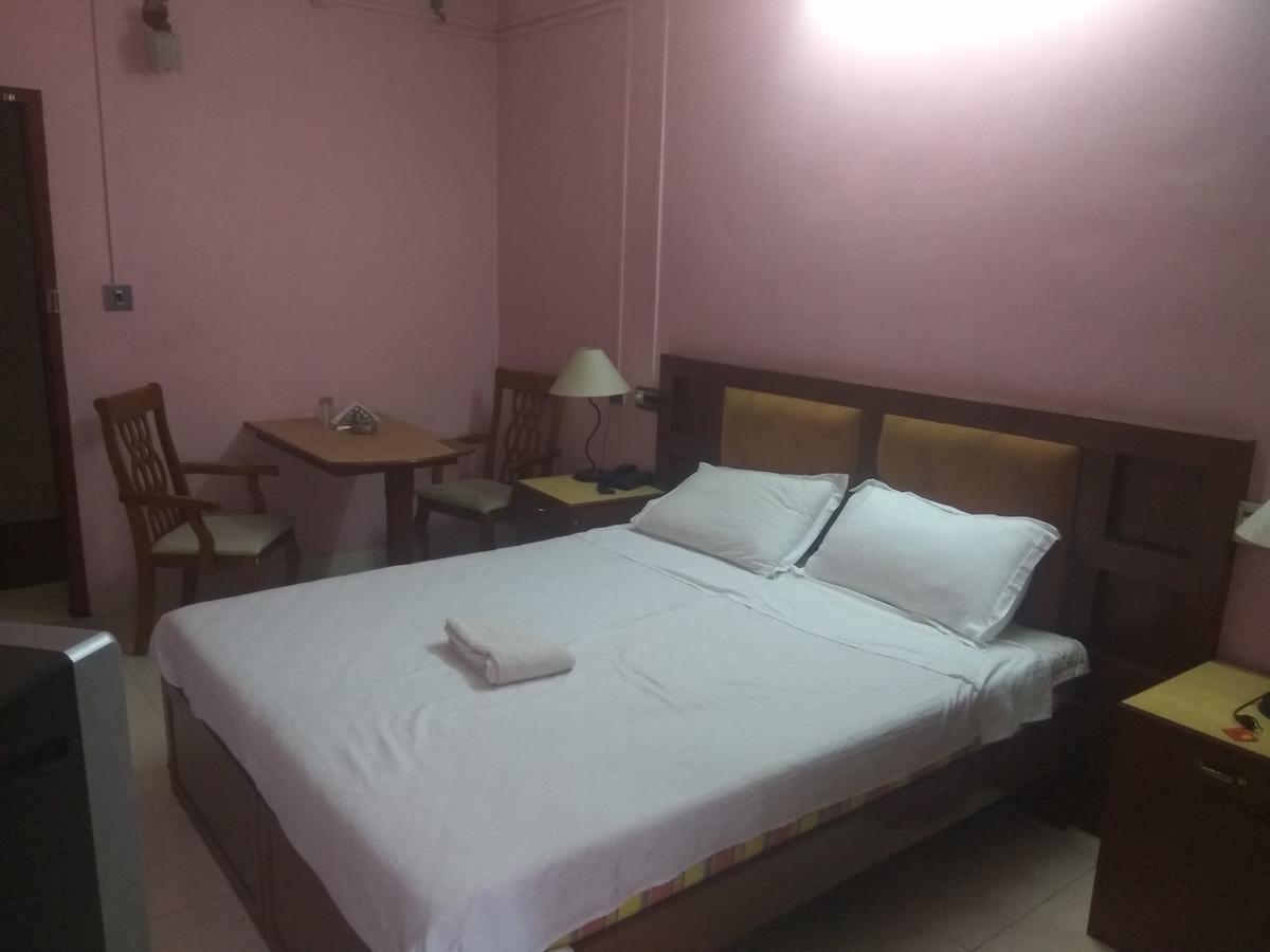 Hotel Malika Residency Ettumanoor Bagian luar foto