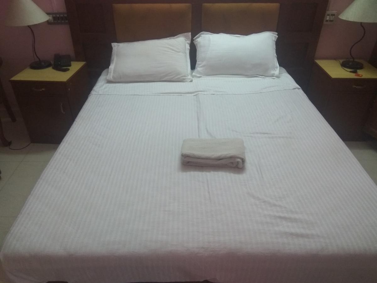 Hotel Malika Residency Ettumanoor Bagian luar foto